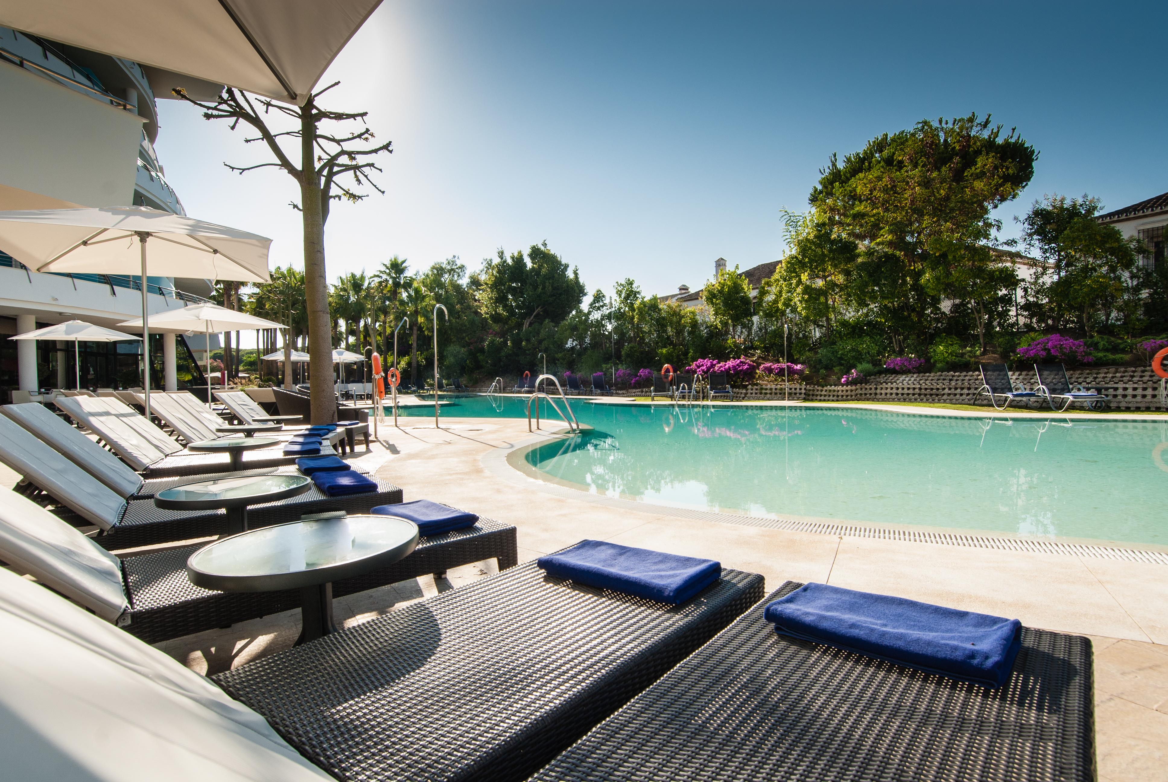 מלון אסטפונה Senator Banus (Adults Only) מראה חיצוני תמונה The pool at the Four Seasons Hotel