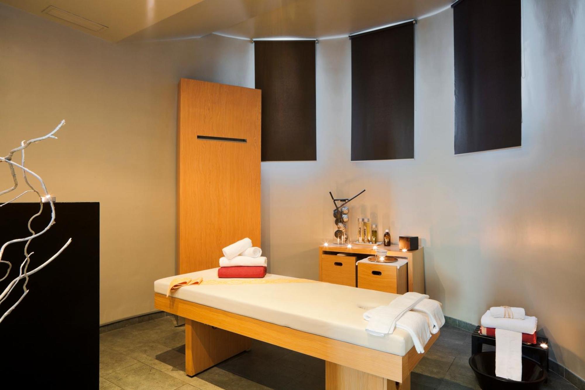 מלון אסטפונה Senator Banus (Adults Only) מתקנים תמונה A massage bed